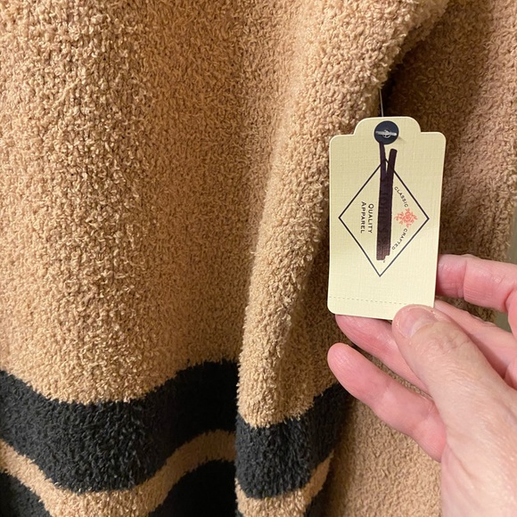 St John’s Bay women’s sweater NWT size XL light brown. - Picture 4 of 4